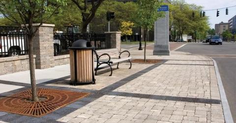 Aménagement à l’aide de matériaux inertes : Bancs et poubelles.