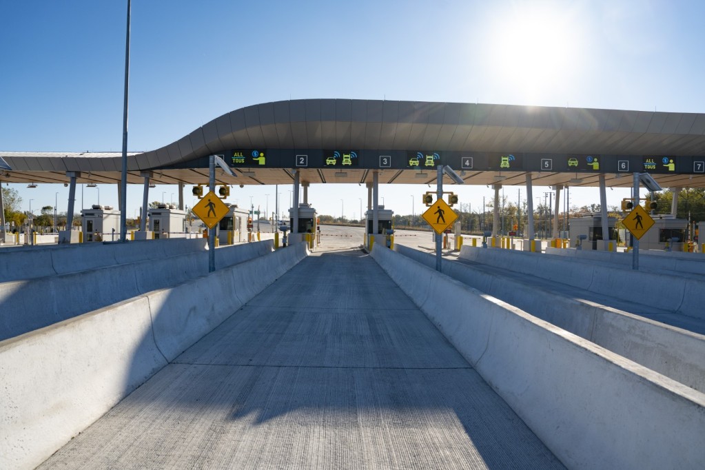 Image showing one of the toll lanes at the Canadian Port of Entry